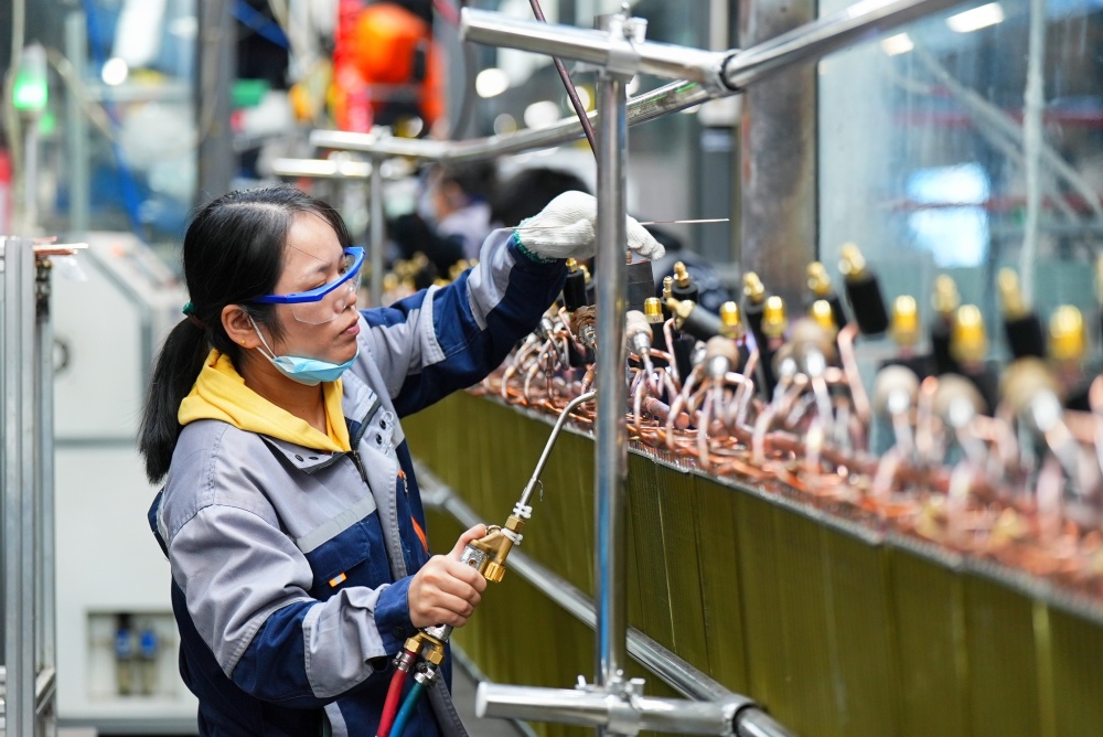 武汉美的暖通工厂 AI质检革新制冷设备制造，实现产品“下线即合格”